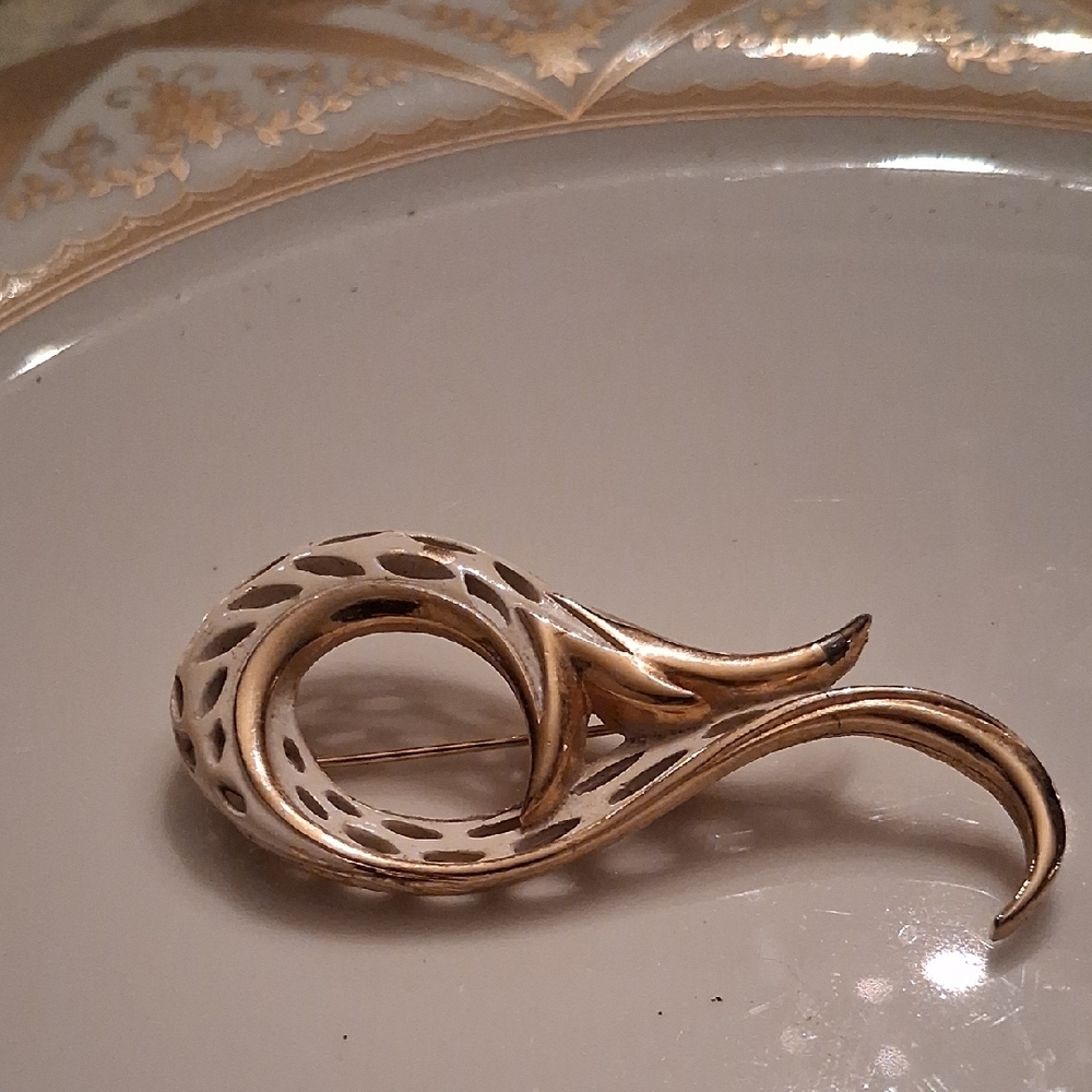 Vintage 1960's White Enamel And Goldtone Pin